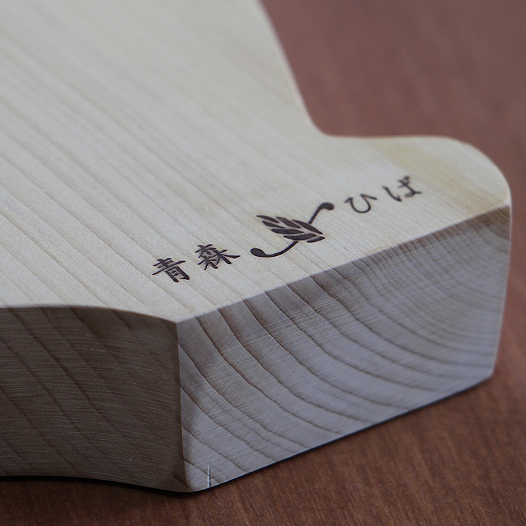 樹齢300年をこえる青森ヒバの無垢材、一枚板を使用しています。